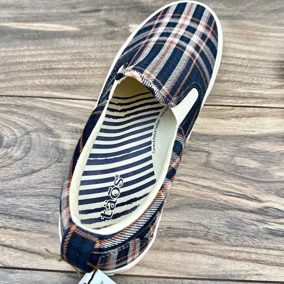 NIB Taos Rubber Soul 8M Blue Plaid Canvas Slip On Comfort Sneakers - Picture 7 of 11